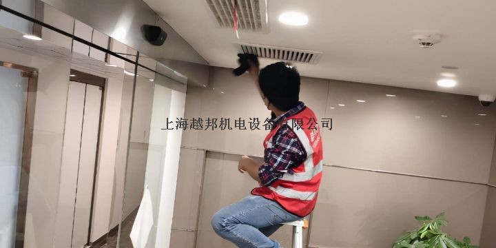 開(kāi)啟中央空調有臭味有灰塵是怎么回事？