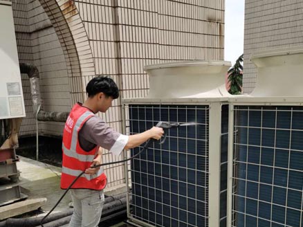 辦公室中央空調風(fēng)口維保清洗： 上海弘名電子中央空調清洗維保工程 上海弘名電子中央空調清洗維保工程 上海弘名電子中央空調清洗維保工程 上海弘名電子中央空調清洗維保工程 辦公室中央空調濾網(wǎng)清洗圖： 辦公室中央空調清洗維保 辦公室中央空調清洗維保